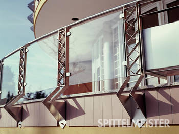 Balkongeländer aus Edelstahl am hochwertigen Neubau einer Villa. Gebaut nach Architektenvorgabe. Balkonbauer