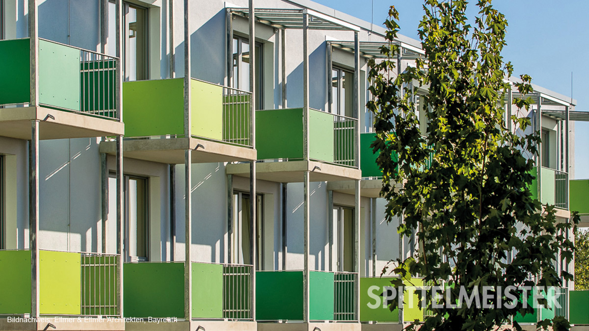 Spittelmeister Fertigbalkone: Moderne Balkone aus Stahl mit bunten Trespaplatten als Balkonverkleidung