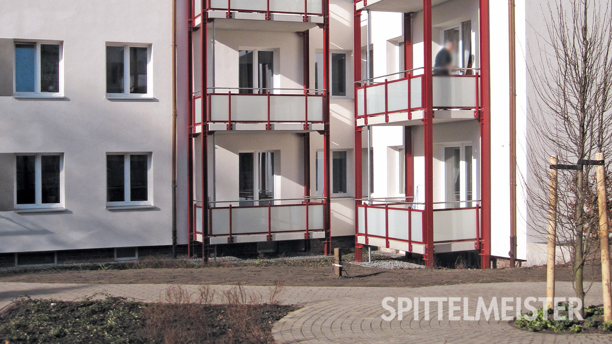 Balkone Hamburg mit roten Profilstahlstuetzen