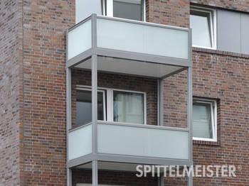 Balkone Aluminium am Neubau gebaut als Anbaubalkon mit vier Stützenlösung