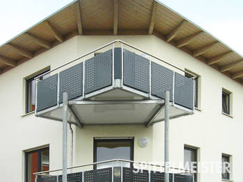 Stahlbalkon über die Ecke. Geländer Lochblech. Handlauf Edelstahl. Stahlbalkon aufgelegt auf Stahlträger. Vor 20 Jahren von unseren Schlossern gebaut. Und immer noch sehr schön