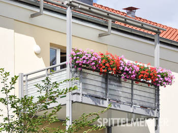 Aluminium Balkone individuell und unverwechselbar gestaltet durch die besondere Optik der Aluprofile. Diagonale Alu-Rundrohre als besonderes Balkongeländer und Balkondach