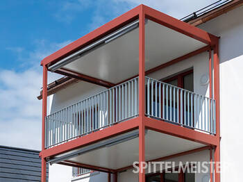 Stahlbalkon rote Stützen © Balkonbauer Spittelmeister Stahlbalkon mit Geländer