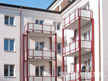 Fertigbalkone: Balkone aus Stahl mit roten farbbeschichteten Stützen vom Balkonbauer Spittelmeister