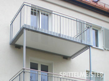 Aluminium Balkone mit Edelstahl Handlauf und filigranem Stab Balkongeländer in besonders hochwertiger Ausführung. Gebaut vom Balkonbauer für München