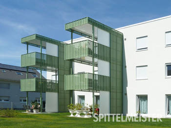 Stahlbalkon für kostengünstiges Wohnen. Stahlbalkone mit gelochtem Trapezblech. Farbbeschichtung Grün. Individualbalkone Sichtschutzwände erhöhen Komfort