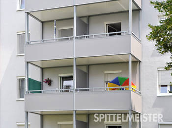 Balkone aus Aluminium als Aluminium-Doppel-Balkone mit 6 Alu Stützen. Sichtschutzwand aus Alu in edler hellgrauer Pulverbeschichtung