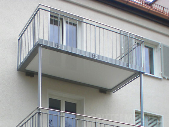 Balkonsysteme als filigrane Anbaubalkone mit Stabgeländer aus Aluminium vom Balkonbauer Spittelmeister