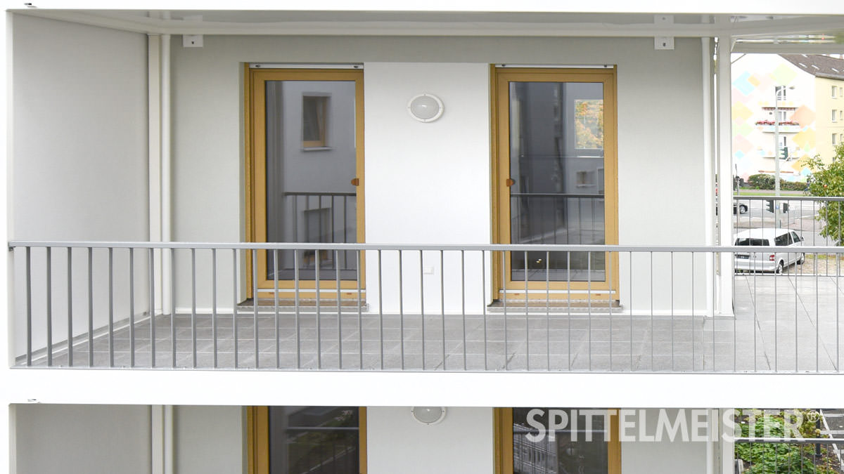 Balkon als Fertigbalkon mit Betonwerksteinplatten als Bodenplatten für Balkon in grau