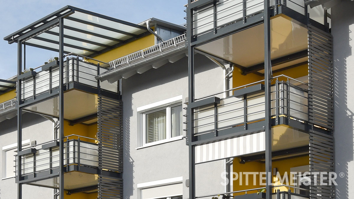 Verschattung am Balkon mit seitlichem Sonnenschutz in Achern