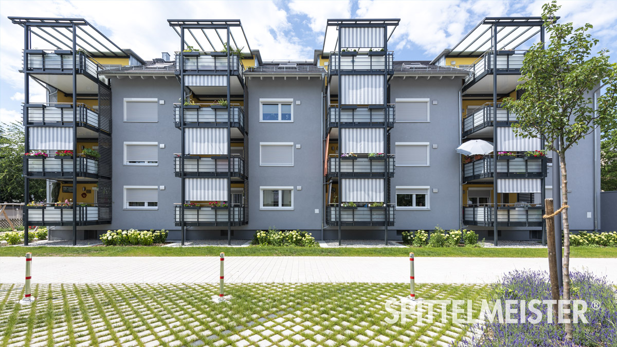 Balkonbau Achern - Balkon mit integriertem Sonnenschutz gebaut vom Balkonbauer Spittelmeister