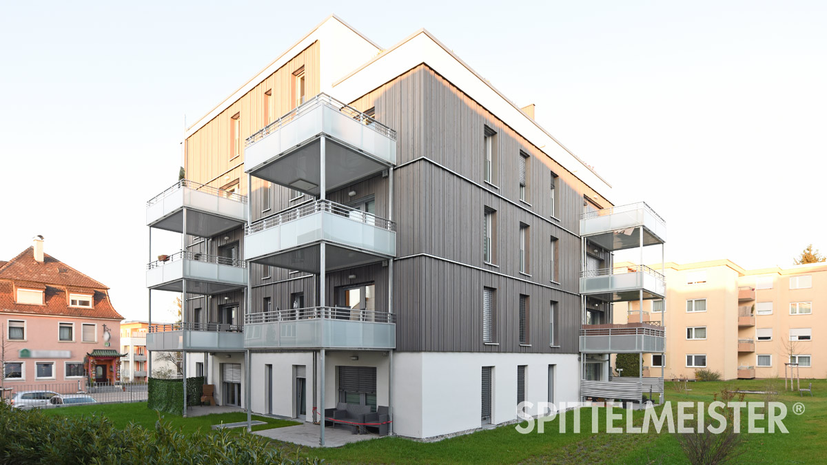 Balkongeländer Glas und Stahl Holz-Hybrid-Haus 