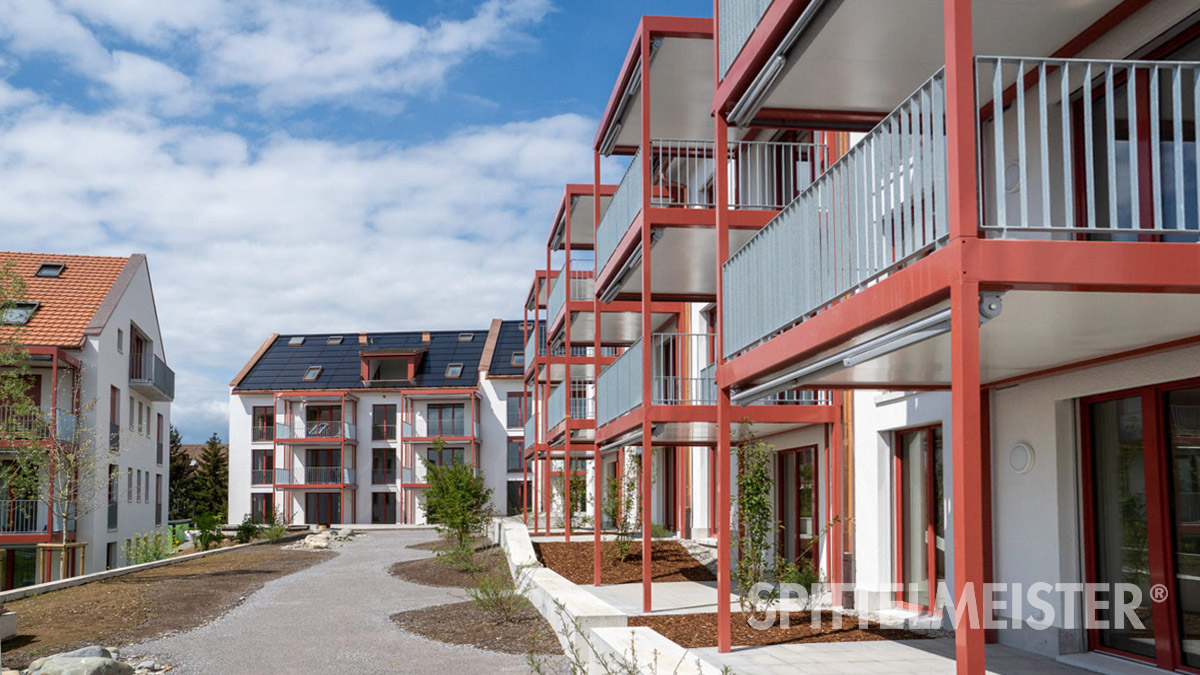 Schöne Stahlbalkone in orange © Balkonbauer Spittelmeister