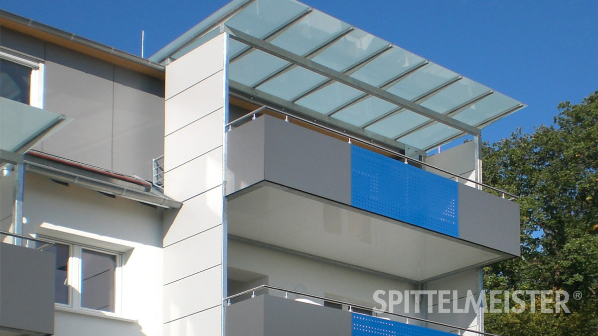 Balkongeländer Trespa HPL-Platte mit Lochblech blau in Backnang gebaut vom Balkonbauer Spittelmeister