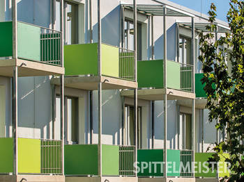 Moderne Balkongeländer aus Stahl und Kunststoff HPL Platte in grün Tönen. Balkonbauer Spittelmeister baut richtig coole Balkongeländer