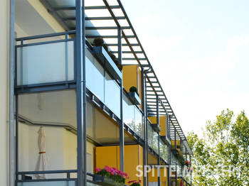 Balkonschrank in gelb, beplankt mit Trespa-HPL-Platten, Unterkonstruktion Stahl