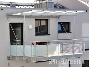 Balkongeländer Kombination Edelstahl mit Glas. Moderne Balkongeländer gebaut vom Balkonbauer Spittelmeister 
