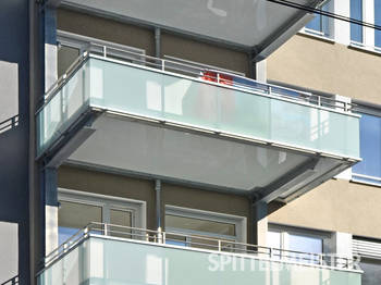 Freitragende Balkone aus Stahl. Die nachträgliche Montage der freitragenden Balkone steht hier auch für mehr Comfort und bessere Vermietbarkeit der Immobilie