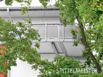 Freitragender Balkon im Obergeschoss aus Aluminium vom Balkonbauer