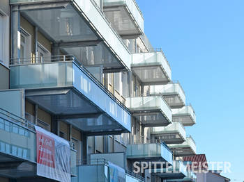 Freitragende Balkone, Stahl, Stuttgart. Auch an Hauptstraßen kann ein nachträglicher Balkonanbau mit unseren freitragenden Balkonen ermöglicht werden. Anbaubalkone mit Stützen wären nicht möglich. Beim freitragenden Balkonanbau wird Stahlunterkonstr