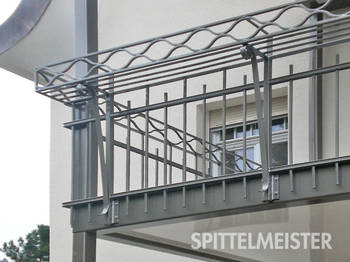 Denkmalschutz Balkone aus Stahl detailgetreu nachgebaut im Jugend­stil an einem denkmal­geschütztem ­Gebäude