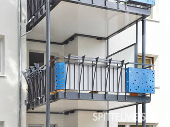 Balkongeländer aus einer Kombination von Aluminium mit Lochblech. Perfekt gebaut vom Balkonbauer Spittelmeister. Ihrem Ansprechpartner für außergewöhnliche Geländerlösungen