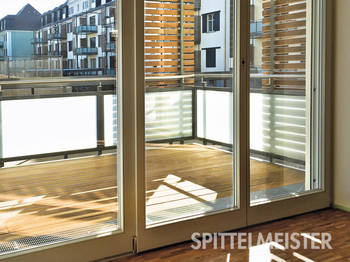 Sonnenschutz und Verschattungselemente: Sonnenschutz am Balkon in Form von verschiebbaren Holzlamellen. Sonnenschutz aus Holz und Glas vom Balkonbauer gleich mit einplanen