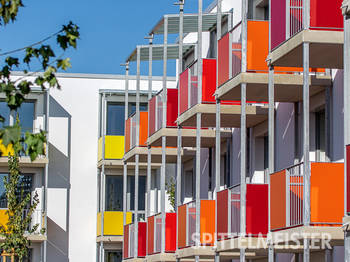 Balkongeländer aus einer Kombination von Stahl und Kunststoffplatten am neugebauten Studentenwohnen. Ein stimmiges Farbkonzept für die vielen kleinen Balkone