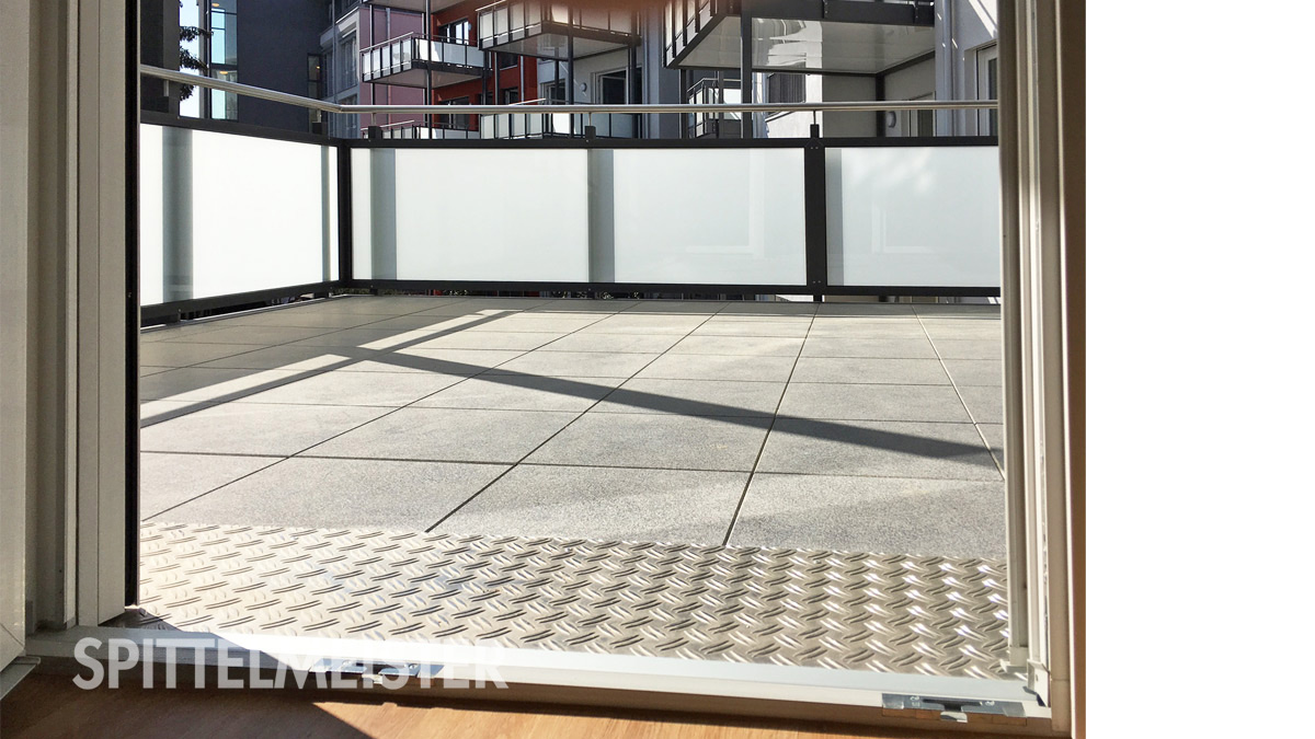 Spittelmeister Fertigbalkone: Moderne sehr große barrierefreie Balkone am Neubau