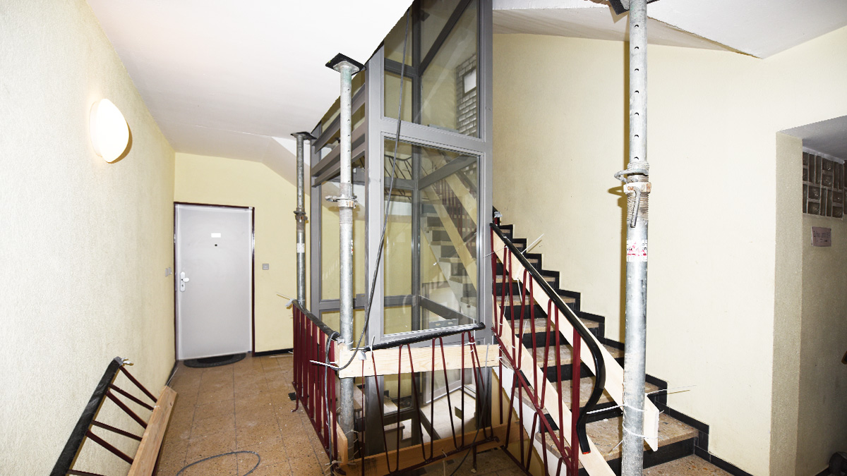 Aufzug als fertiger Glasaufzug in Treppenhaus