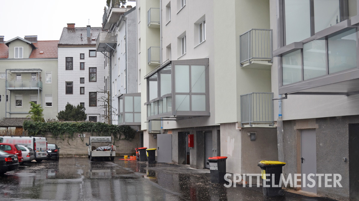 Balkon mit Windschutz am Mehrfamilienhaus in Österreich vom Balkonbauer