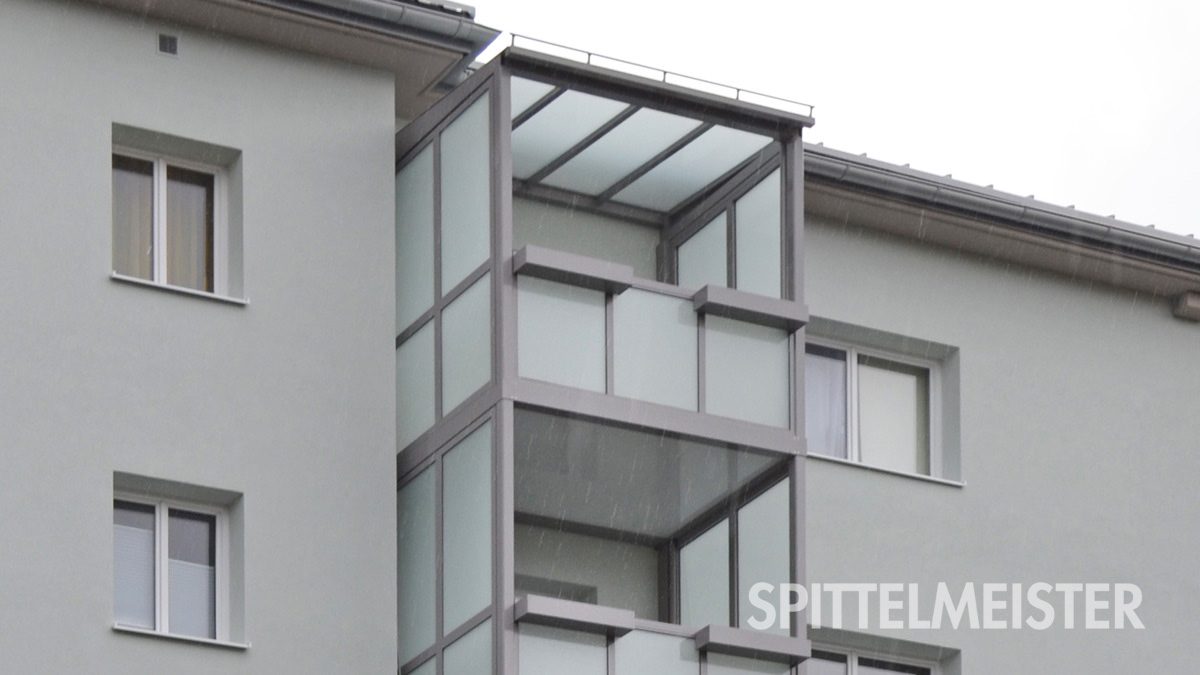 Balkon mit Verglasung als Lärmschutz am Mehrfamilienhaus