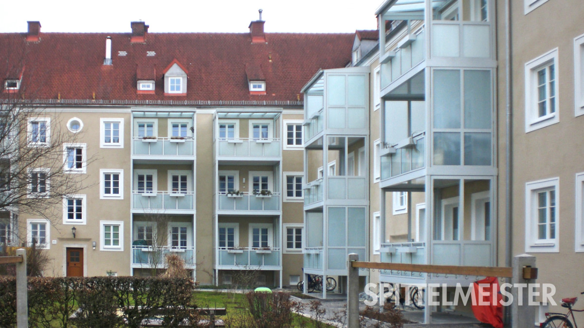 Balkone Linz mit hohen geschlossenen Seitenwänden