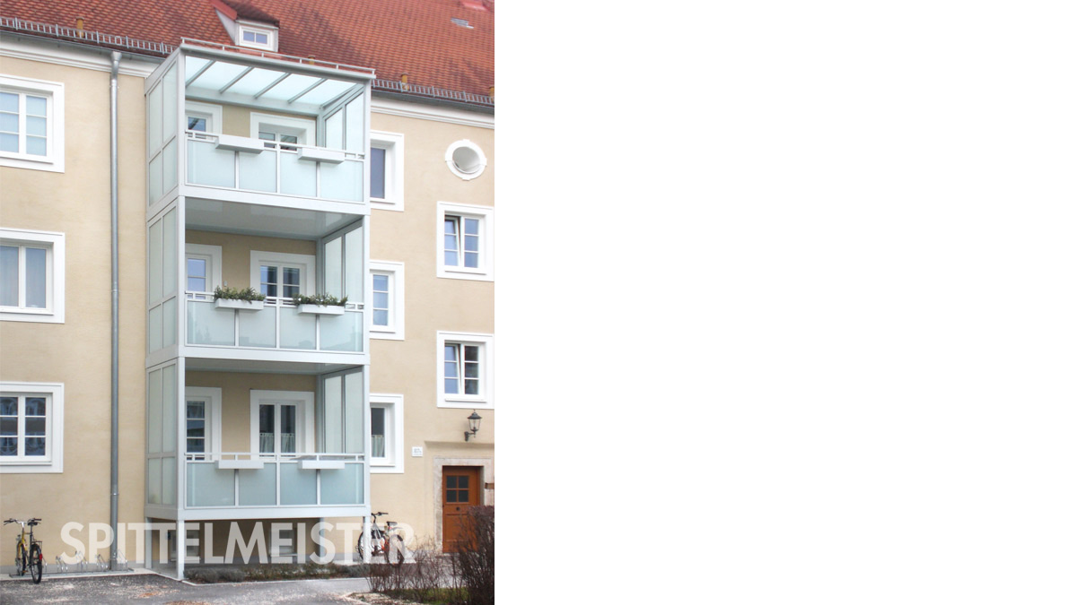 Balkone mit Verkleidung aus Glas als Windschutz in Linz Österreich