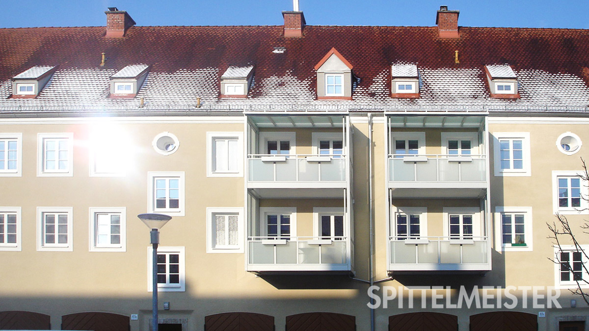 Tolle Balkone an Hitlerbauten in Linz Österreich 
