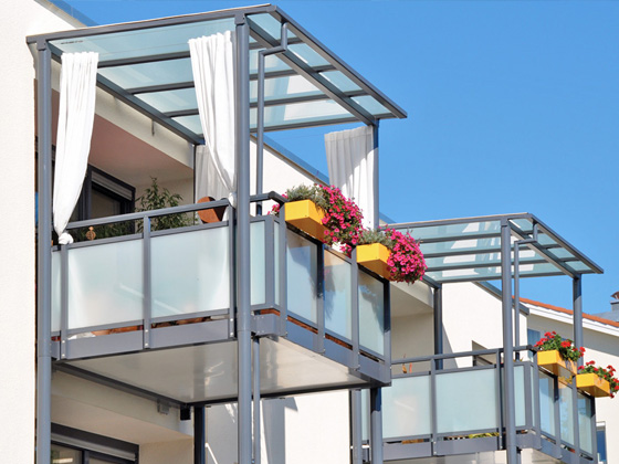 Balkonzubehör vom Balkonbauer, wie Blumenkasten, Treppen, Balkonschrank