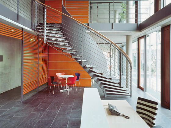 Treppengeländer in zeitlosem Design mit Holzhandlauf